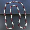 Collana madreperla bianca ovale allungato piatto con cristallo rosso forme miste 115 cm annodato