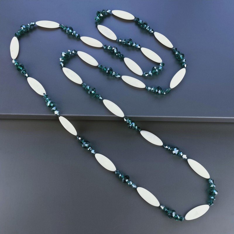 Collana madreperla bianca ovale allungato piatto con cristallo verdeacqua forme miste 115 cm annodato
