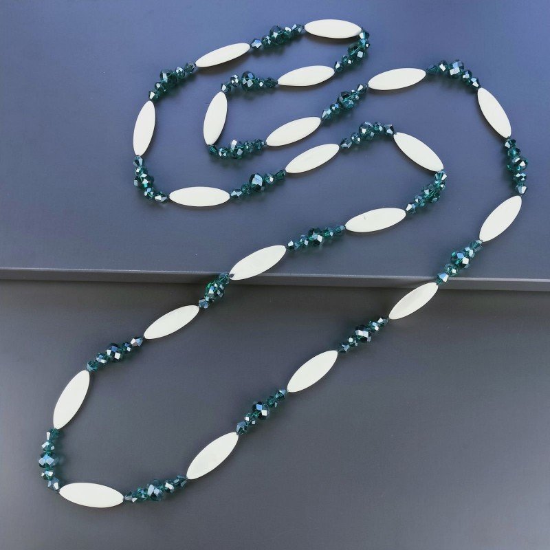 Collana madreperla bianca ovale allungato piatto con cristallo verdeacqua forme miste 115 cm annodato