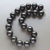 Collana girocollo resina nera tondo liscio 18 mm annodato