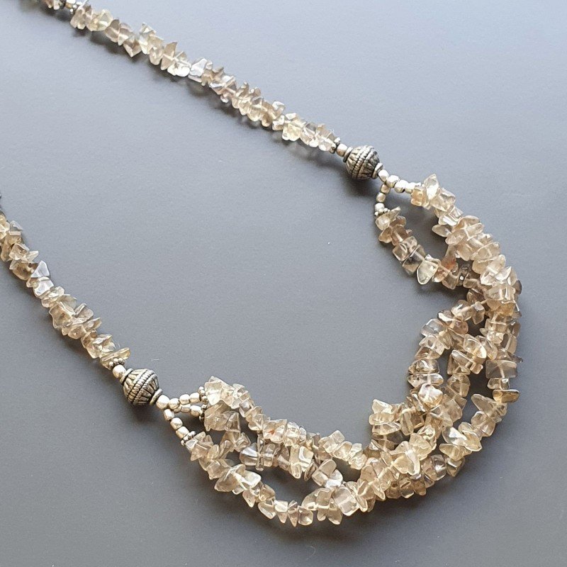 Collana girocollo quarzo fume chips con ottone argentato lavorato infilato Collana girocollo quarzo fume chips con ottone argentato lavorato infilato
