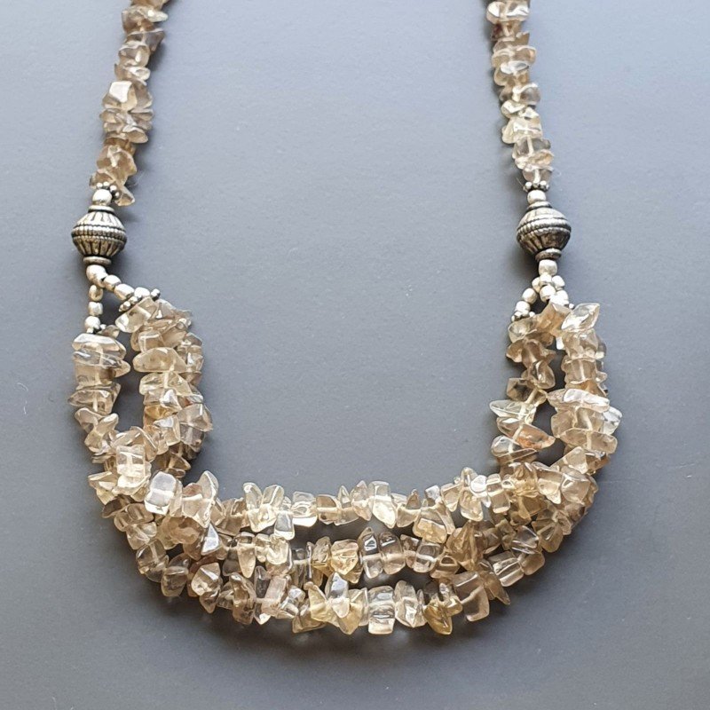 Collana girocollo quarzo fume chips con ottone argentato lavorato infilato Collana girocollo quarzo fume chips con ottone argentato lavorato infilato
