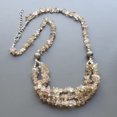 Collana girocollo quarzo fume chips con ottone argentato lavorato infilato Collana girocollo quarzo fume chips con ottone argentato lavorato infilato