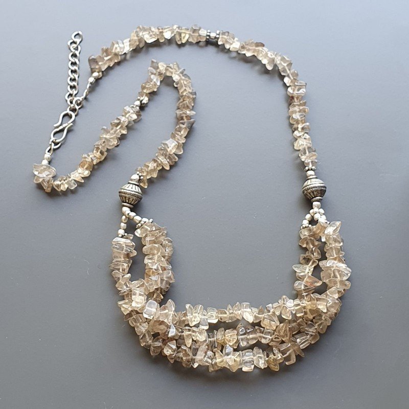 Collana girocollo quarzo fume chips con ottone argentato lavorato infilato Collana girocollo quarzo fume chips con ottone argentato lavorato infilato