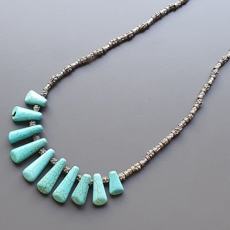 Collana girocollo di ottone argentato lavorato con aulite turchese forma dente infilata