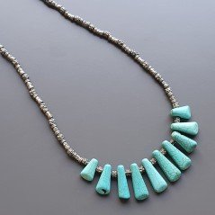 Collana girocollo di ottone argentato lavorato con aulite turchese forma dente infilata