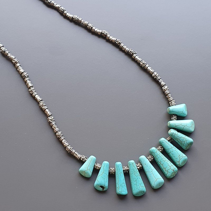 Collana girocollo di ottone argentato lavorato con aulite turchese forma dente infilata