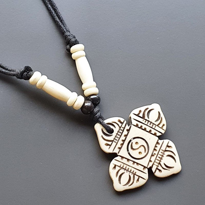 Collana girocollo di corda con osso bianco lavorato