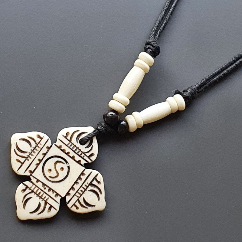Collana girocollo di corda con osso bianco lavorato