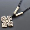 Collana girocollo di corda con osso bianco lavorato