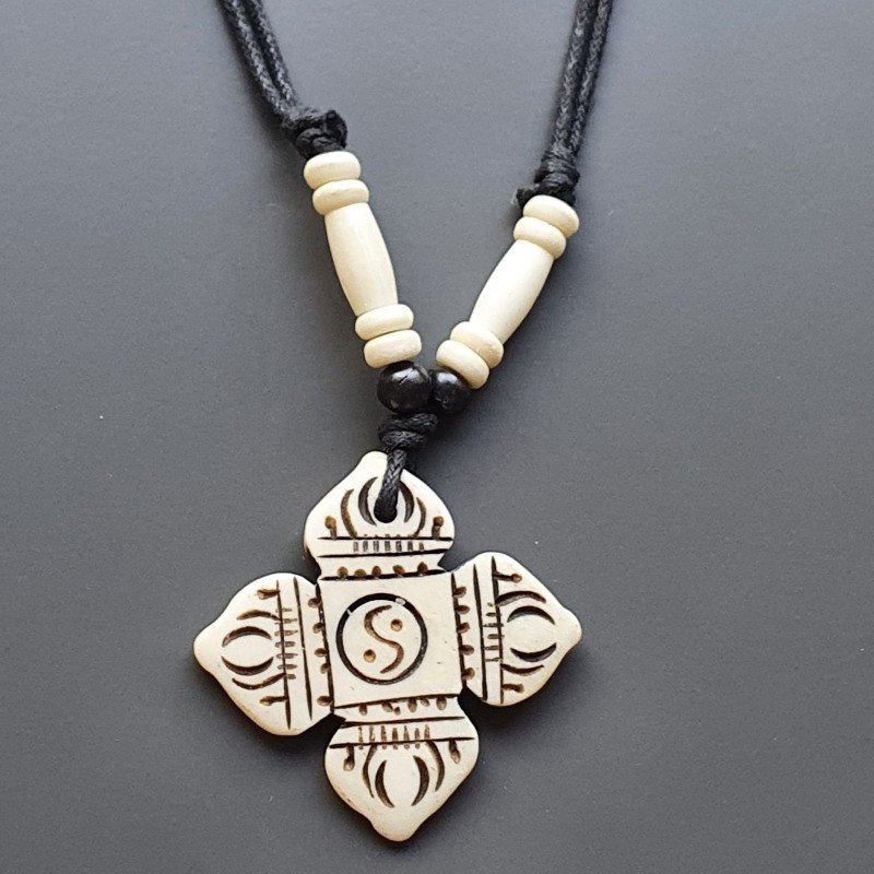 Collana girocollo di corda con osso bianco lavorato