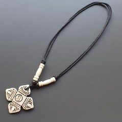 Collana girocollo di corda con osso bianco lavorato