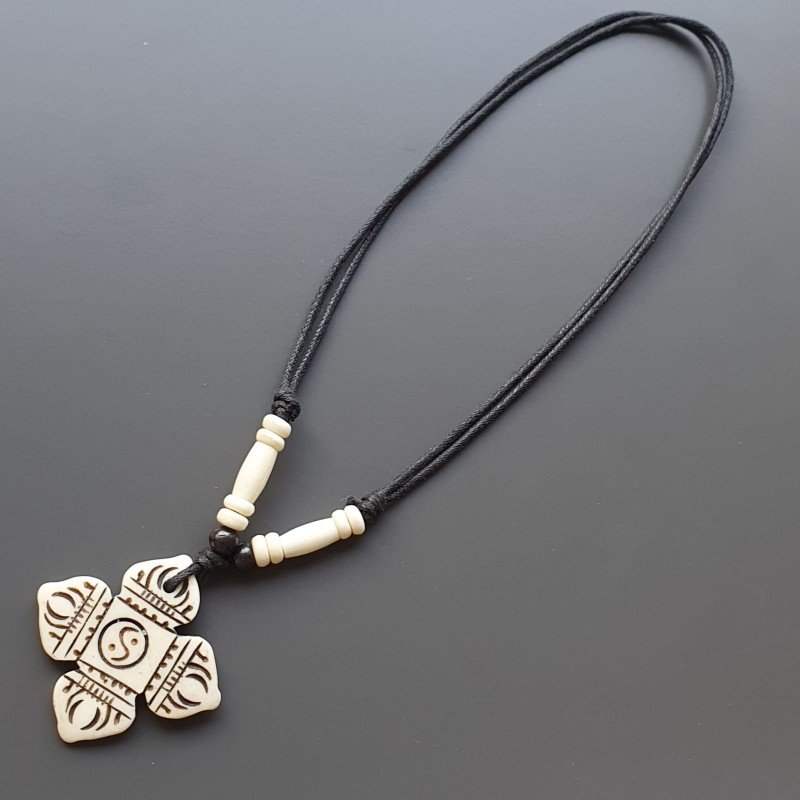 Collana girocollo di corda con osso bianco lavorato