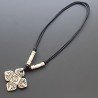 Collana girocollo di corda con osso bianco lavorato