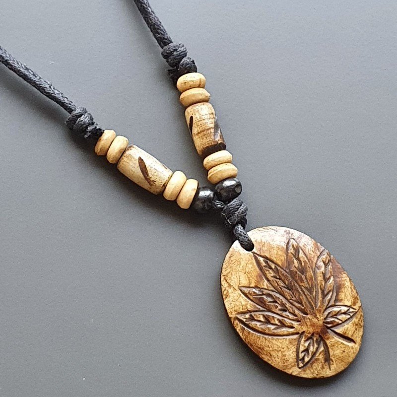 Collana girocollo di corda con osso lavorato