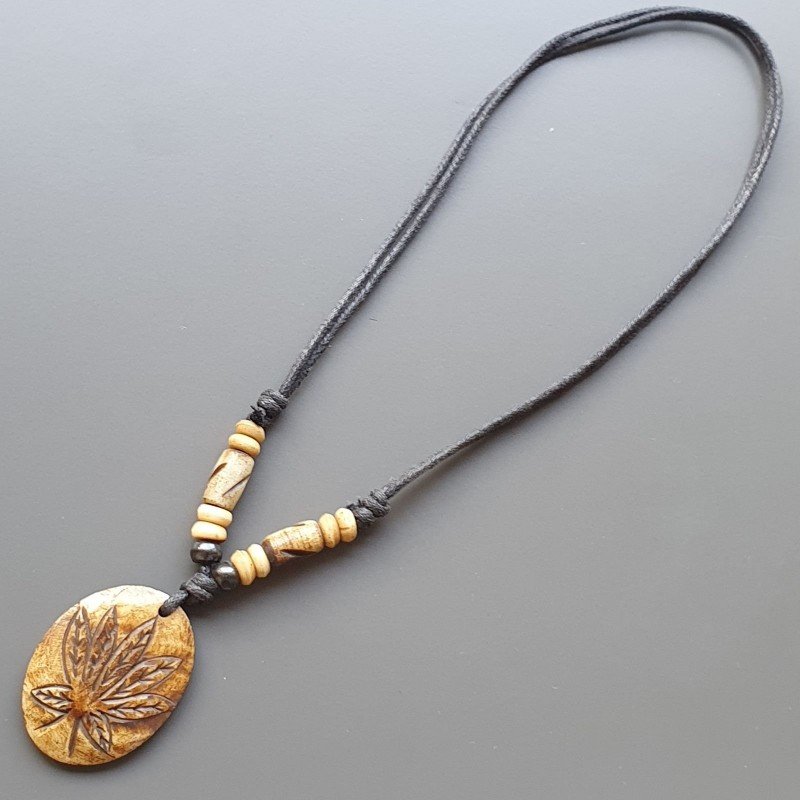 Collana girocollo di corda con osso lavorato