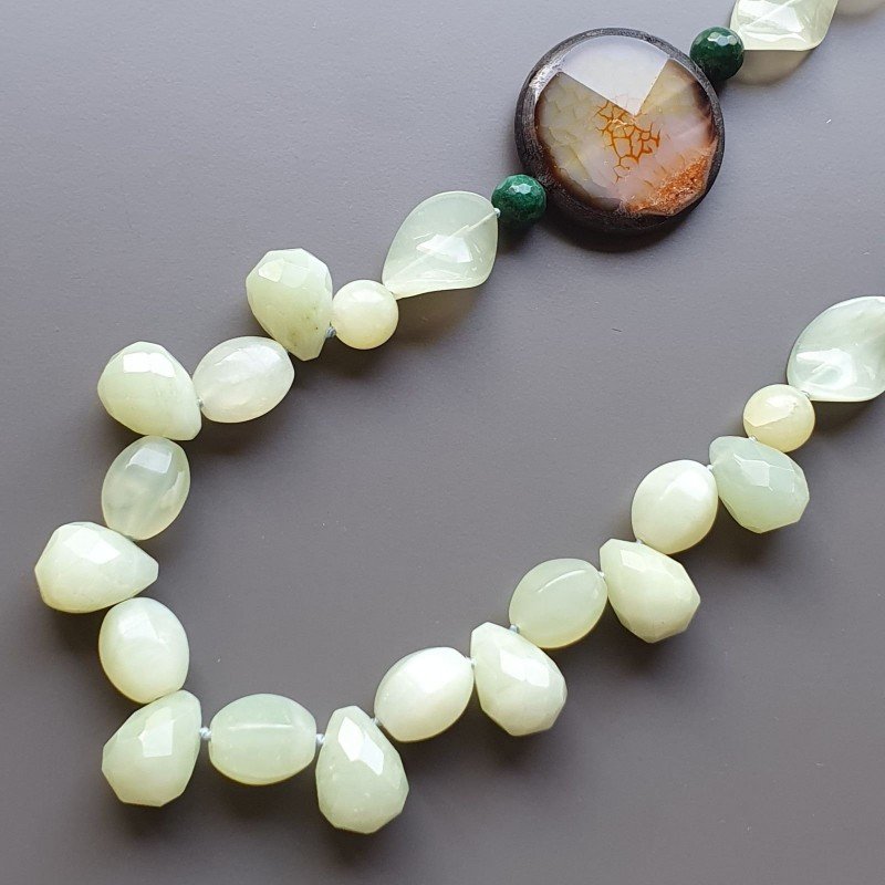 Collana giada naturale forme miste con pietre dure miste e centrale di agata drusi annodato