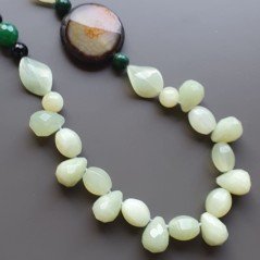 Collana giada naturale forme miste con pietre dure miste e centrale di agata drusi annodato