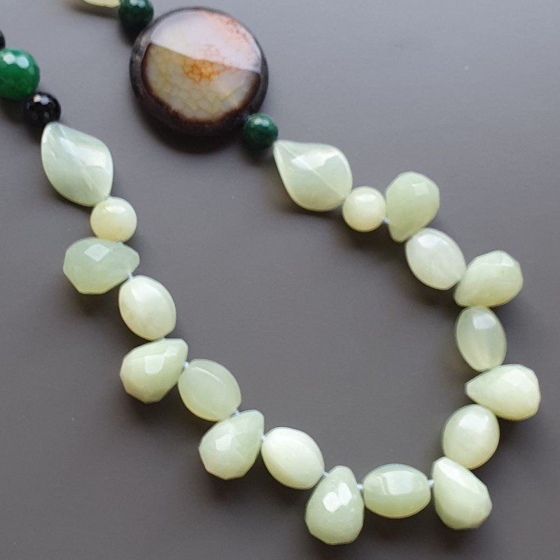 Collana giada naturale forme miste con pietre dure miste e centrale di agata drusi annodato