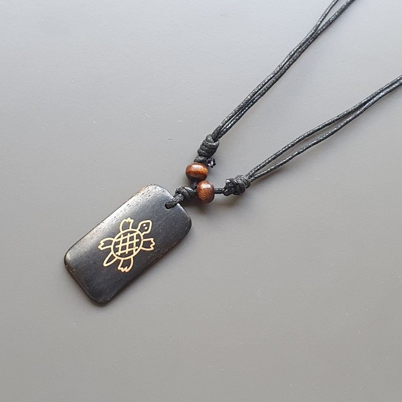 Collana girocollo di corda con legno disegnato