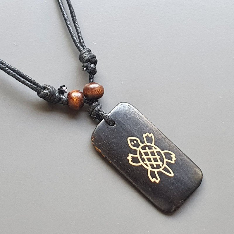 Collana girocollo di corda con legno disegnato