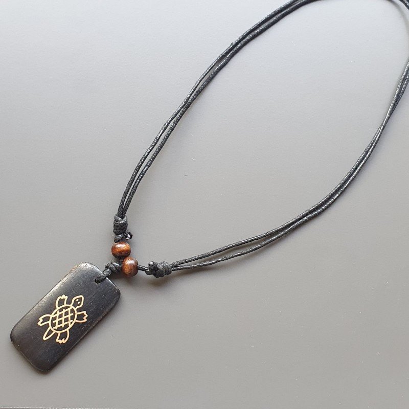 Collana girocollo di corda con legno disegnato