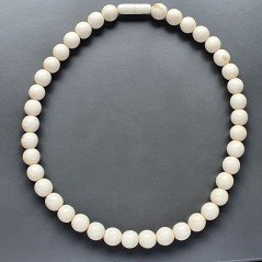 Collana girocollo resina osso sferico liscio 8-10 mm infilata
