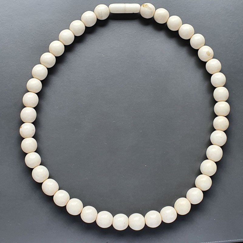 Collana girocollo resina osso sferico liscio 8-10 mm infilata Collana girocollo resina osso sferico liscio 8-10 mm infilata