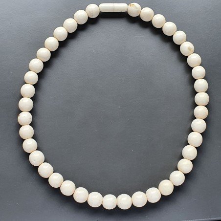 Collana girocollo resina osso sferico liscio 8-10 mm infilata