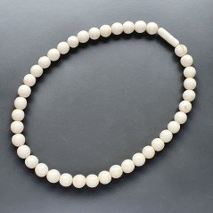 Collana girocollo resina osso sferico liscio 8-10 mm infilata