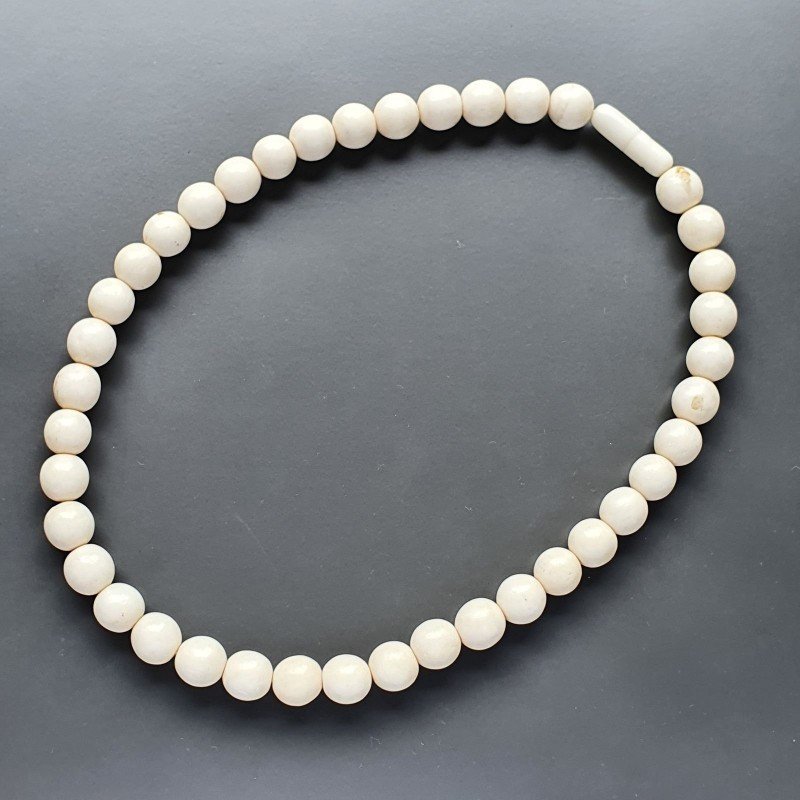 Collana girocollo resina osso sferico liscio 8-10 mm infilata Collana girocollo resina osso sferico liscio 8-10 mm infilata