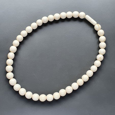 Collana girocollo resina osso sferico liscio 8-10 mm infilata