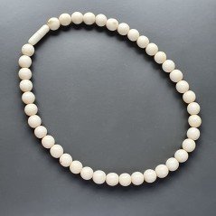 Collana girocollo resina osso sferico liscio 8-10 mm infilata Collana girocollo resina osso sferico liscio 8-10 mm infilata