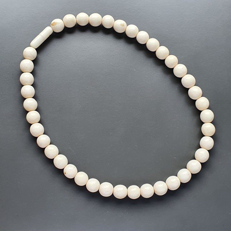 Collana girocollo resina osso sferico liscio 8-10 mm infilata Collana girocollo resina osso sferico liscio 8-10 mm infilata