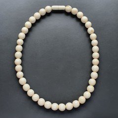 Collana girocollo resina osso sferico liscio 8-10 mm infilata Collana girocollo resina osso sferico liscio 8-10 mm infilata