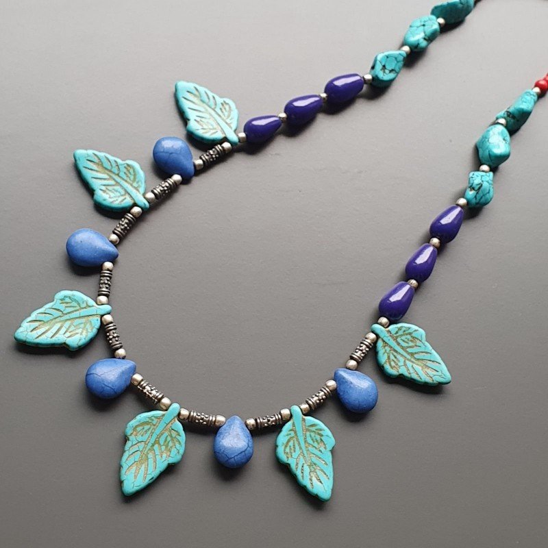 Collana girocollo di ottone agentato lavorato con pietre dure miste e aulite lavorata a foglia infilata