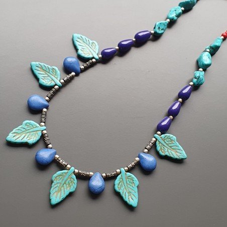Collana girocollo di ottone agentato lavorato con pietre dure miste e aulite lavorata a foglia infilata