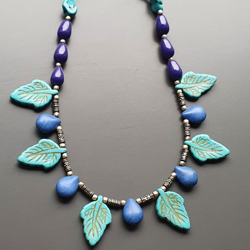 Collana girocollo di ottone agentato lavorato con pietre dure miste e aulite lavorata a foglia infilata