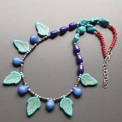 Collana girocollo di ottone agentato lavorato con pietre dure miste e aulite lavorata a foglia infilata