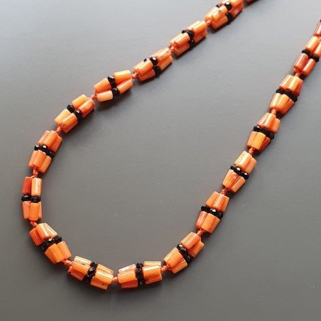 Collana girocollo corallo bambo arancione tubetti liscio 4x7 mm con cristallo nero rondelle annodato