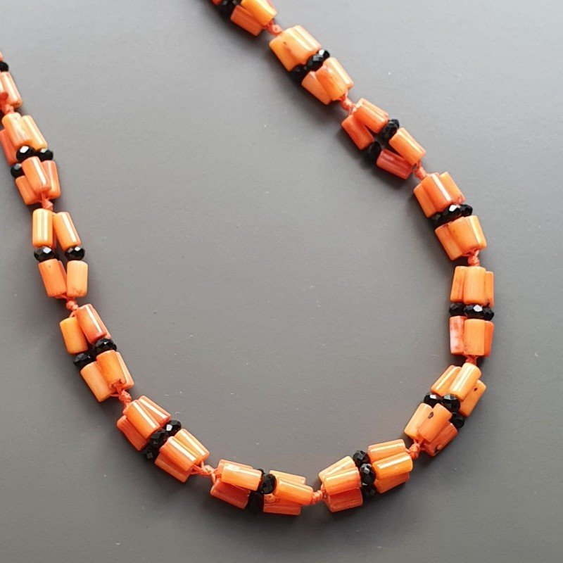 Collana girocollo corallo bambo arancione tubetti liscio 4x7 mm con cristallo nero rondelle annodato
