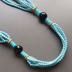Collana girocollo di pasta di turchese forma tondo liscio con pietre dure miste e ottone dorato infilata