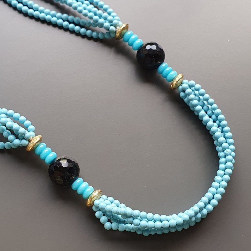 Collana girocollo di pasta di turchese forma tondo liscio con pietre dure miste e ottone dorato infilata