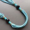 Collana girocollo di pasta di turchese forma tondo liscio con pietre dure miste e ottone dorato infilata