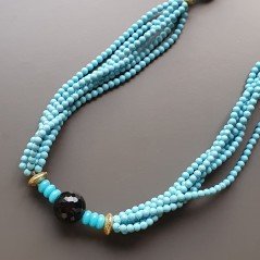 Collana girocollo di pasta di turchese forma tondo liscio con pietre dure miste e ottone dorato infilata