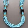Collana girocollo di pasta di turchese forma tondo liscio con pietre dure miste e ottone dorato infilata