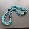 Collana girocollo di pasta di turchese forma tondo liscio con pietre dure miste e ottone dorato infilata
