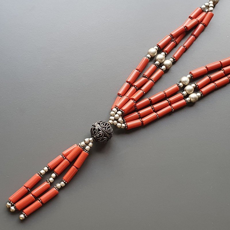 Collana girocollo corallo bambo tubetti liscio 4x10 mm con ottone argentato e ciondolo infilato