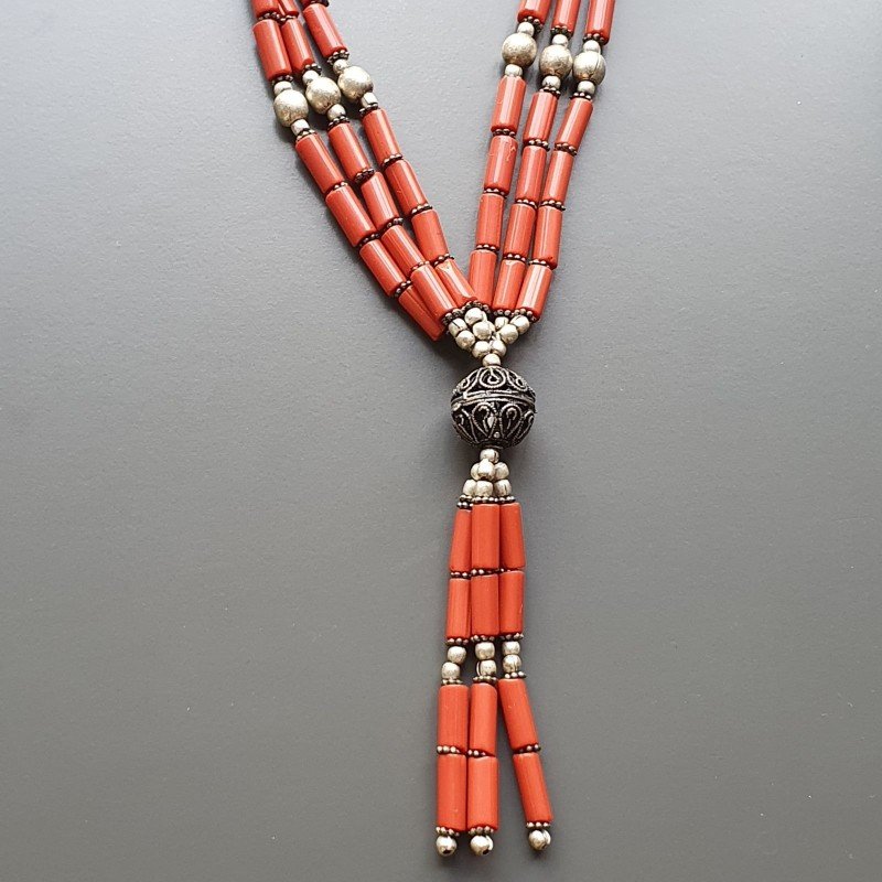Collana girocollo corallo bambo tubetti liscio 4x10 mm con ottone argentato e ciondolo infilato