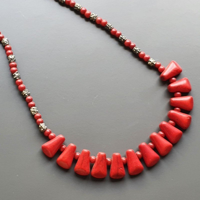 Collana girocollo corallo bambo tondo liscio con aulite forma dente e ottone argentato lavorato annodato Collana girocollo corallo bambo tondo liscio con aulite forma dente e ottone argentato lavorato annodato